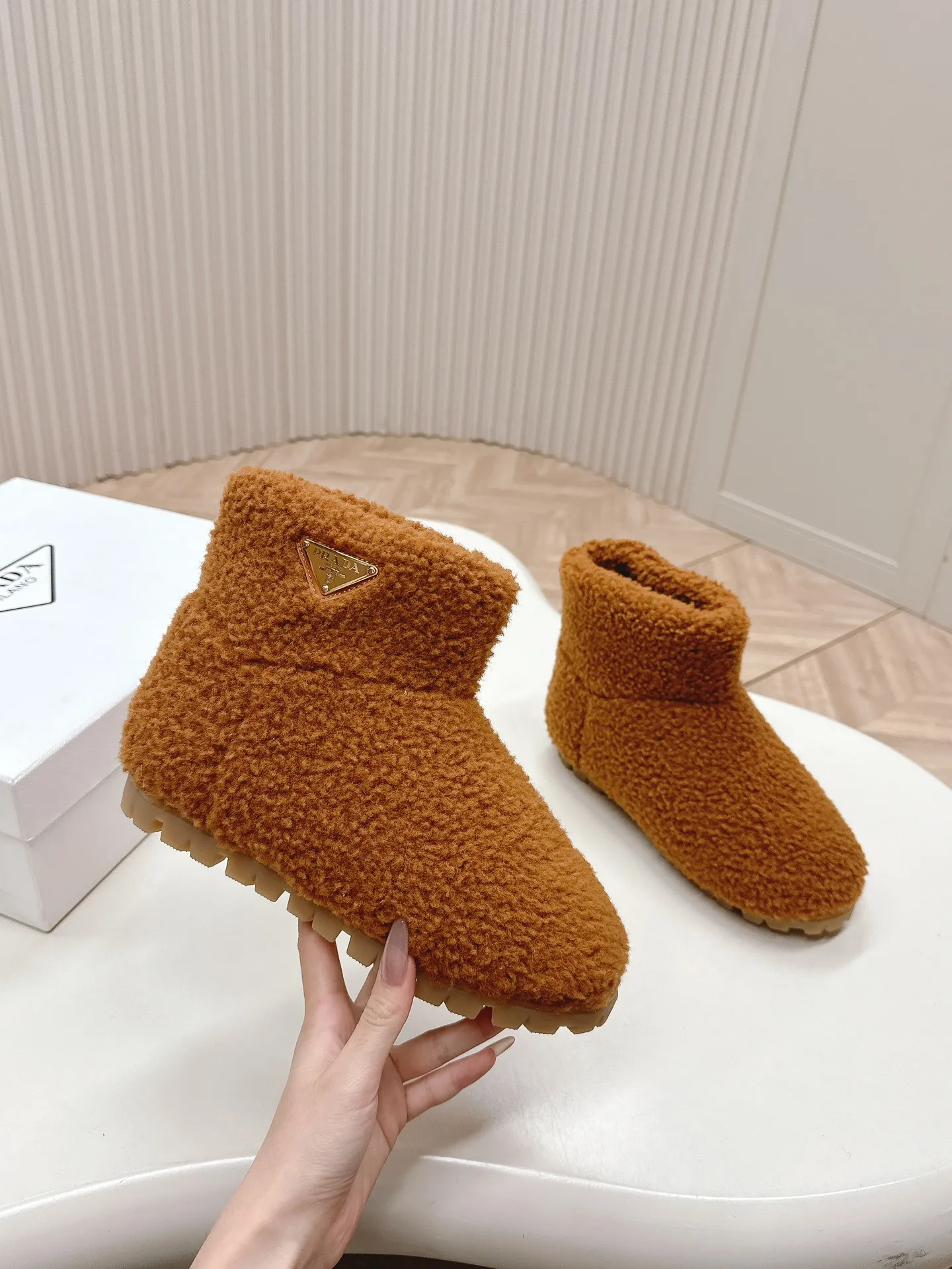 👟👟Ex-factory price 560👟👟 Prada prada24 autumn and winter furry short boots snow boots． The classic triangle buckle is comfortable, cute, cute, fashionable, elegant and versatile. The wool is comfortable and soft, awakening the warmth of autumn and winter. Let you walk comfortably from morning to night. You can easily manage the changing seasons. Wool, original outsole! 35-40 yards
